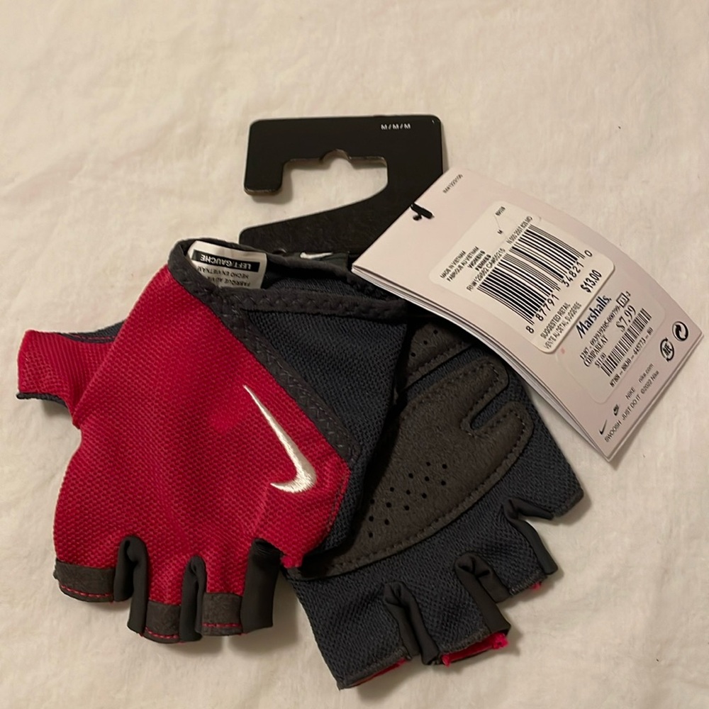 NWT-Women’s Nike Essential Lightweight Gloves
